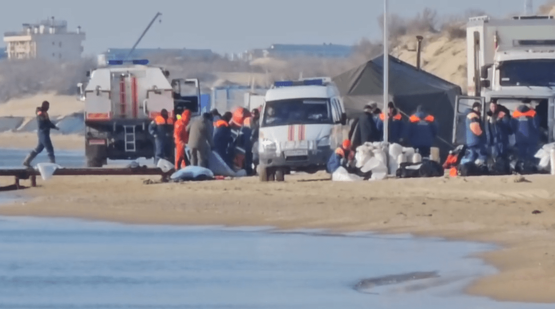 Сотрудники МЧС и скорой помощи пытались реанимировать погибшего. Стоп-кадр видео Юрия Озаровского от 28.02.25, https://t.me/MoreOz/89595 Сотрудники МЧС и скорой помощи пытались реанимировать погибшего. Стоп-кадр видео Юрия Озаровского от 28.02.25, https://t.me/MoreOz/89595