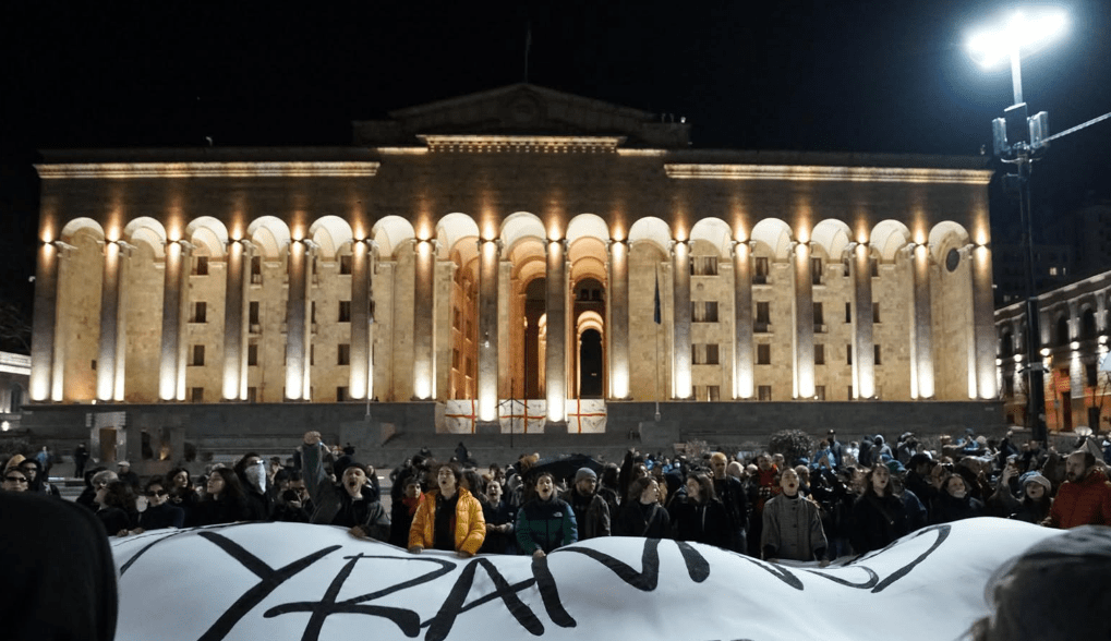 Активисты у парламента Грузии. Скриншот фото Publika от 10.03.25, https://www.facebook.com/photo?fbid=1391347712264775&set=pcb.1391349685597911 (деятельность компании Meta, владеющей Facebook, запрещена в России). Активисты у парламента Грузии. Скриншот фото Publika от 10.03.25, https://www.facebook.com/photo?fbid=1391347712264775&set=pcb.1391349685597911 (деятельность компании Meta, владеющей Facebook, запрещена в России).