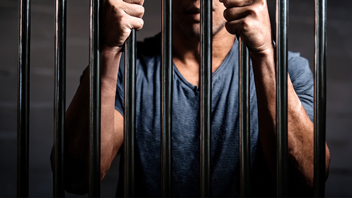 Мужчина за решеткой. Иллюстрация создана "Кавказским узлом" с помощью ИИ в программе Photoshop Мужчина за решеткой. Иллюстрация создана "Кавказским узлом" с помощью ИИ в программе Photoshop