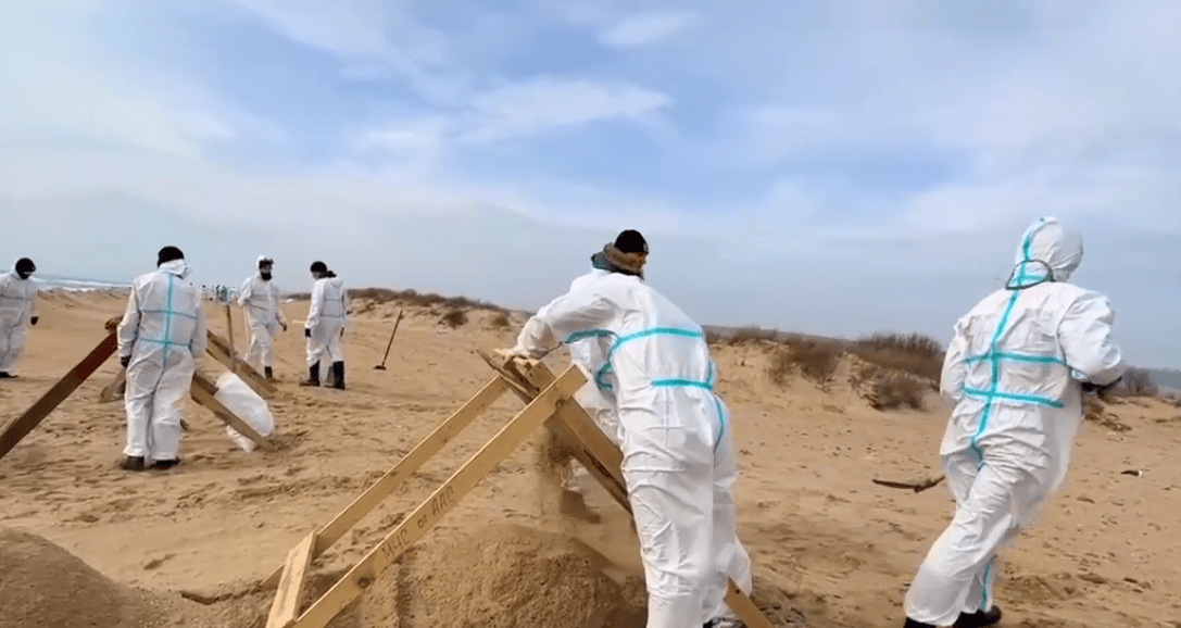 Просеивание песка на Бугазской косе. Стоп-кадр видео оперштаба Краснодарского края от 12.03.25, https://t.me/opershtab23/12639. Просеивание песка на Бугазской косе. Стоп-кадр видео оперштаба Краснодарского края от 12.03.25, https://t.me/opershtab23/12639.