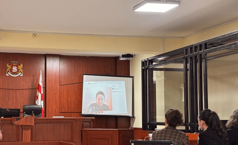 Мзия Амаглобели выступает в суде по видеосвязи. Скриншот фото "Нетгазети" от 13.03.25, https://ru.netgazeti.ge/67603/. Мзия Амаглобели выступает в суде по видеосвязи. Скриншот фото "Нетгазети" от 13.03.25, https://ru.netgazeti.ge/67603/.