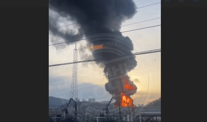 Пожар на нефтебазе в Туапсе. Стоп-кадр видео из Telegram-канала "Типичный Сочи", https://t.me/ts_life/19248.
