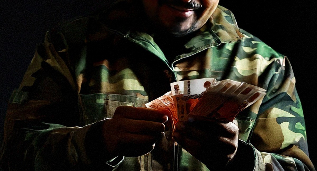 Военный считает деньги. Иллюстрация создана "Кавказским узлом" с помощью ИИ в программе Photoshop Военный считает деньги. Иллюстрация создана "Кавказским узлом" с помощью ИИ в программе Photoshop