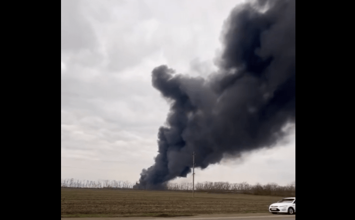 Дым от пожара на нефтебазе на Кубани. Стоп-кадр видео "Типичный Краснодар" от 21.03.25, https://t.me/tipichkras/61446.

