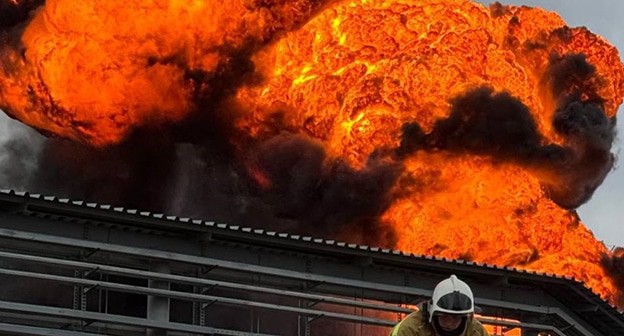 Пожар на нефтебазе в Кавказской. 19 марта 2025 г. Фото: vk.com/mingochs Пожар на нефтебазе в Кавказской. 19 марта 2025 г. Фото: vk.com/mingochs
