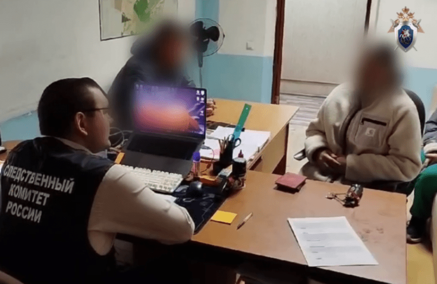 Подозреваемые в поджоге здания "Союза ветеранов боевых действий" в Ставрополе. 22 марта 2025 г. Фото: СУ СКР по СК Подозреваемые в поджоге здания "Союза ветеранов боевых действий" в Ставрополе. 22 марта 2025 г. Фото: СУ СКР по СК