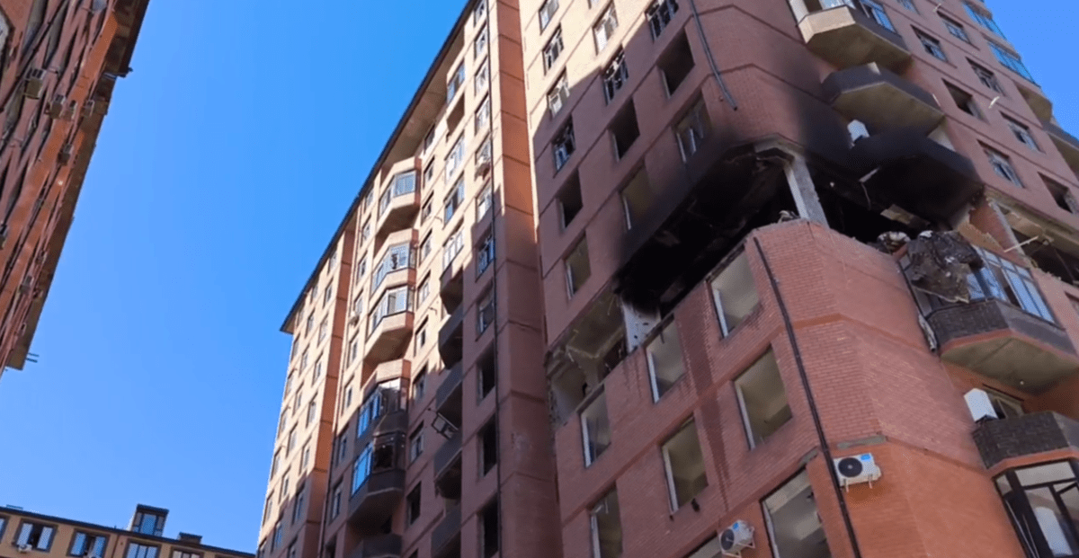 Обстановка на месте взрыва. Стоп-кадр видео из Telegram-канала Госжилинспекции Дагестана от 25.03.25, https://t.me/daggjird/7478?single.