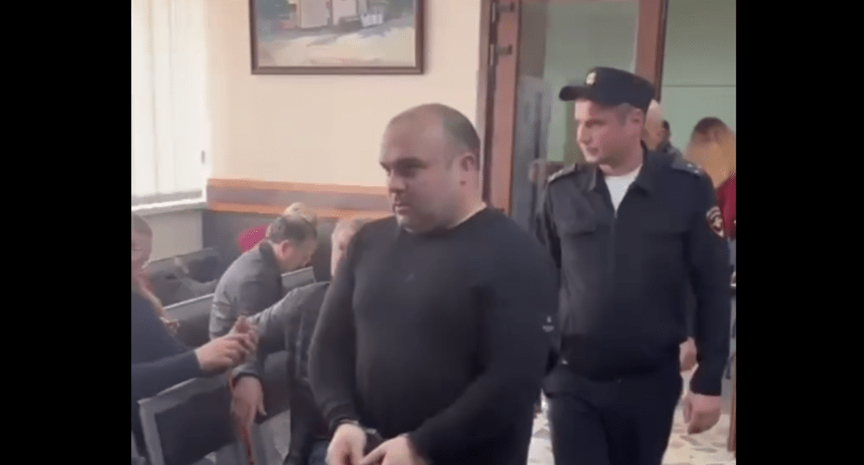Владимир Ванян в суде. Стоп-кадр видео Объединенной пресс-службы судов Краснодарского края от 27.03.25, https://t.me/opskuban/1161.