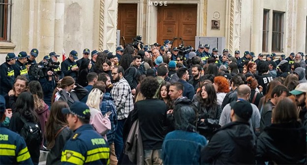 Акция протеста у парламента Грузии. 28 марта 2025 г. Фото: Facebook / Mo Se принадлежит компании Meta деятельность которой запрещена в России
