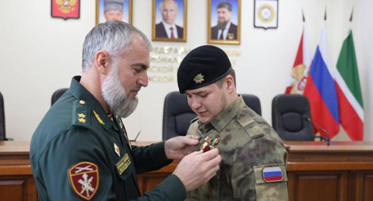 Награждение Адама Кадырова (справа). 27 марта 2025 г. Фото: https://www.grozny-inform.ru/news/politic/170122/