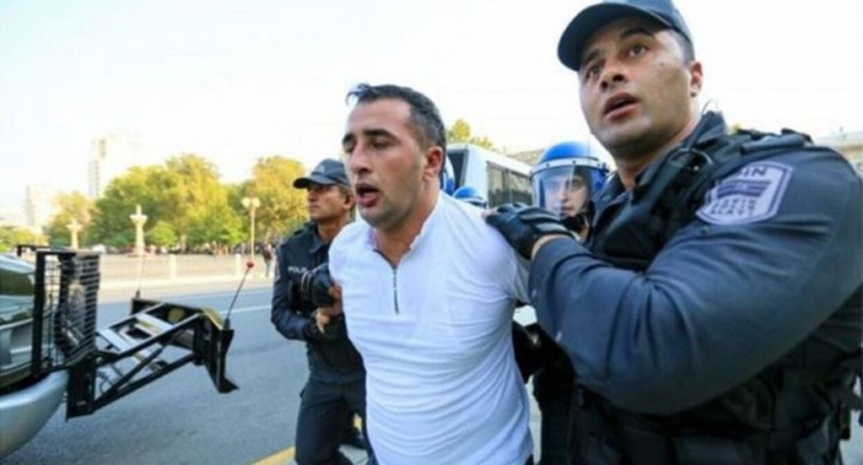 Ниямеддин Ахмедов во время одного из задержаний. Фото https://www.turan.az/ext/news/2022/3/free/Social/ru/2117.htm