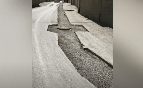 Сотрудники газовой службы вскрыли уложенный год назад асфальт. Стоп-кадр видео, поступившего в редакцию "Кавказского узла".