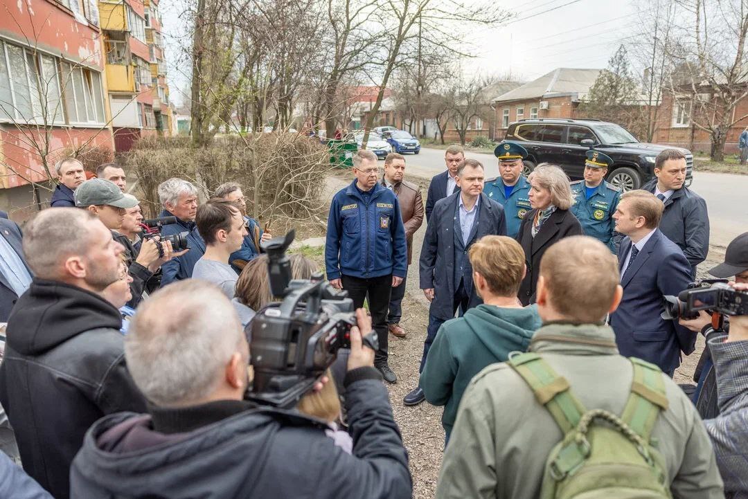 Врио губернатора Ростовской области Юрий Слюсарь и глава Таганрога Светлана Камбулова общаются с жителями пострадавшего дома на улице Лизы Чайкиной. Скриншот публикации в телеграм-канале главы Таганрога https://t.me/KambulovaSvetlana/5182