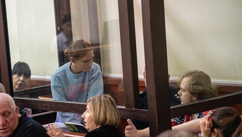 Анастасия Зиновкина и Артем Грибуль в суде, 1 апреля 2025 года. Фото: Mindia Gabadze / Publika.ge