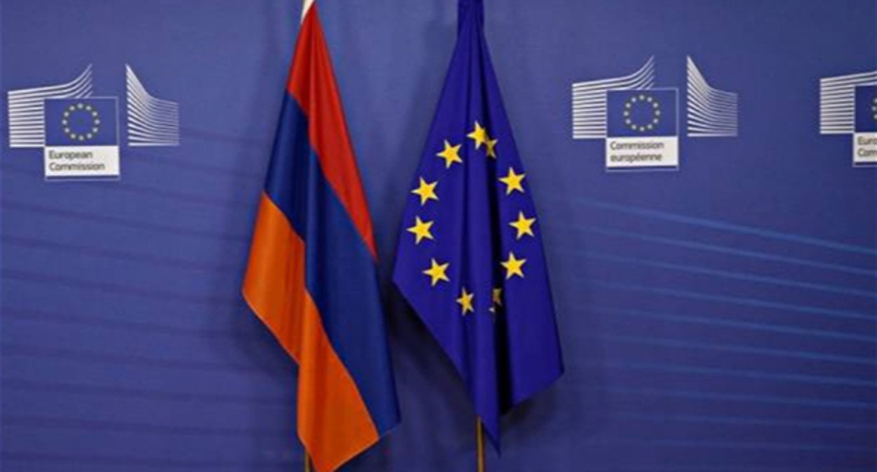 Флаги Армении и Евросоюза. Фото: https://1news.az/news/20231116112721901-Armeniya-soobshcila-o-peregovorakh-s-ES-po-postavkam-neletalnogo-oruzhiya