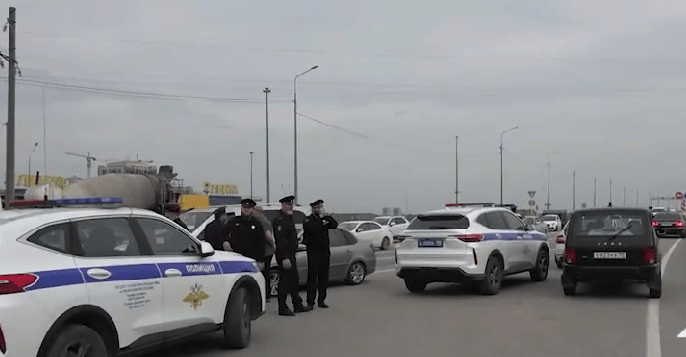 Рейды ГИБДД на дороге. Стоп-кадр видео ЧГТРК "Грозный"