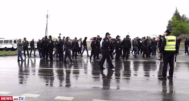 Дорога Ереван - Аштарак заблокирована жителями общин Касах и Прошян. 8 апреля 2025 г. Скриншот видео https://t.me/newsamarm/43820