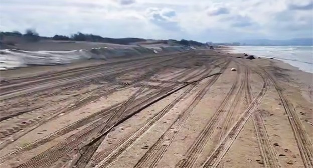 Побережье Анапы. 8 апреля 2025 г. Скриншот видео https://t.me/opershtab23/13160 Побережье Анапы. 8 апреля 2025 г. Скриншот видео https://t.me/opershtab23/13160