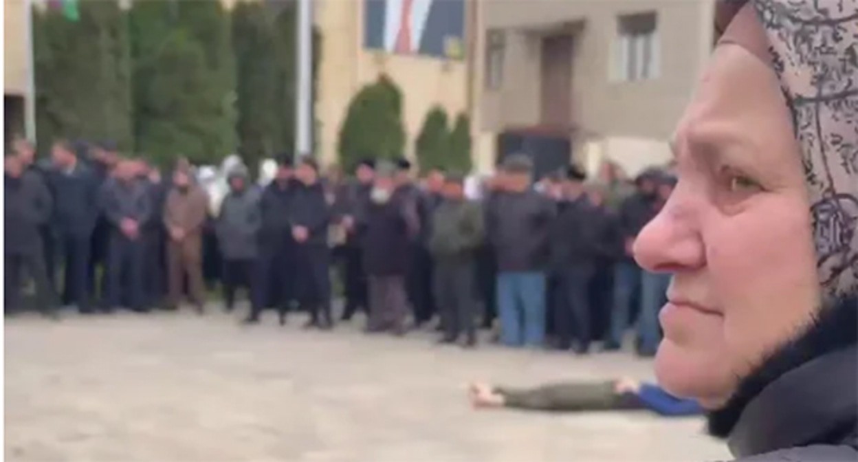 Митинг над телом убитого при атаке на пост ДПС подростка. Стоп-кадр видео из Telegram-канала Тумсо Абдурахманова (признан иноагентом) от 09.04.25, https://t.me/abusaddamshishani/6578