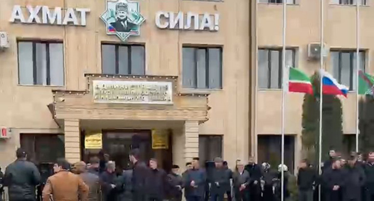 Митинг над телом убитого при атаке на пост ДПС подростка. Стоп-кадр видео из Telegram-канала Тумсо Абдурахманова (признан иноагентом) от 09.04.25, https://t.me/abusaddamshishani/6578