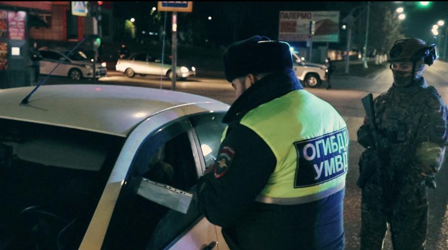 Сотрудник полиции проверяет документы. Фото: Грозный Информ https://www.grozny-inform.ru/