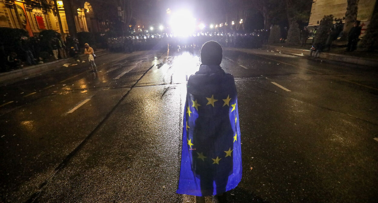 Участница проевропейских протестов в Тбилиси перед кордоном силовиков. Фото Азиза Каримова для "Кавказского узла". 