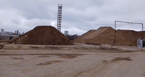 Горы песка на полигоне у хутора Воскресенский. Стоп-кадр видео из Telegram-канала "Анапа гражданская" от 09.04.25, https://t.me/anapa_grazhdan/8683.