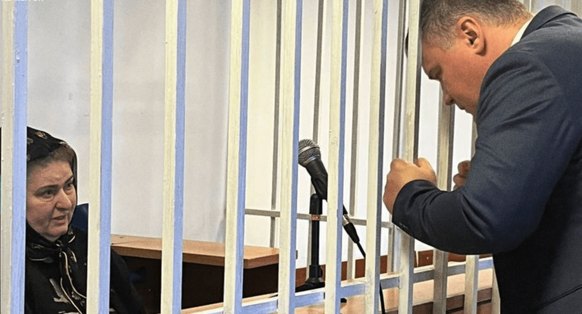 Зарема Мусаева и адвокат Александр Немов. Скриншот фото из Telegram-канала Команды против пыток(признана иноагентом) от 18.12.24, https://t.me/no_torture/3481