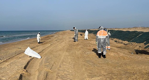 Очистка от мазута побережья в Анапе. Фото: оперштаб Краснодарского края Очистка от мазута побережья в Анапе. Фото: оперштаб Краснодарского края