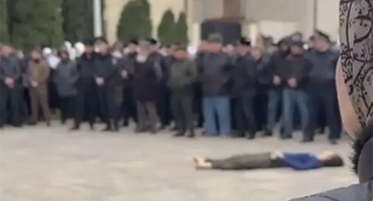 Митинг над телом убитого при атаке на пост ДПС подростка. Кадр видео из телеграм-канала Тумсо Абдурахманова (включен в реестр иностранных агентов) https://t.me/abusaddamshishani/6578