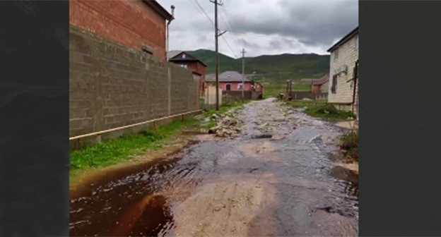 Затопление улиц стоками с мусорного полигона. 16 апреля 2025 г. Скриншот видео https://t.me/chernovik_new/1910