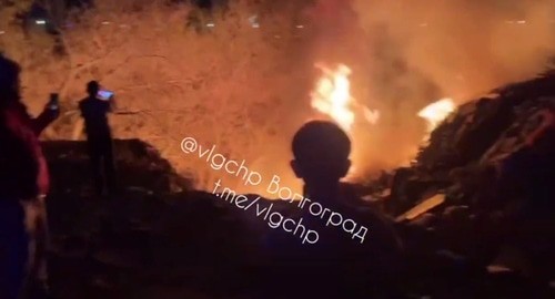 Очевидцы наблюдают за пожаром в овраге в микрорайоне «Второй километр». Волгоград, 5 апреля 2025 года. Кадр видео из телеграм-канала "Волгоград" https://t.me/vlgchp/26844