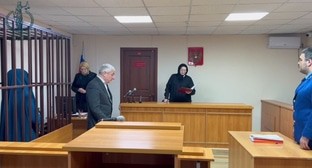 Судья зачитывает приговор жительнице Кизилюртовского района. Кадр видео из телеграм-канала объединённой пресс-службы судов общей юрисдикции Дагестана https://t.me/Femida_Dagestana/81