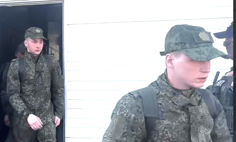 Вернувшиеся из плена бойцы. Стоп-кадр видео Минобороны России от 19.04.25, https://t.me/mod_russia/51495.