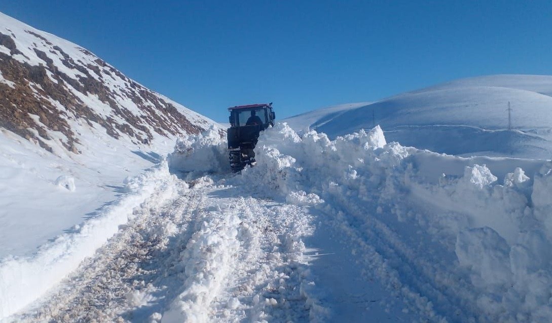 Трактор расчищает дорогу в Дагестане после снегопада. Скриншот из телеграм-канала ГКУ «Дагестанавтодор» https://t.me/dagavtodor/6635