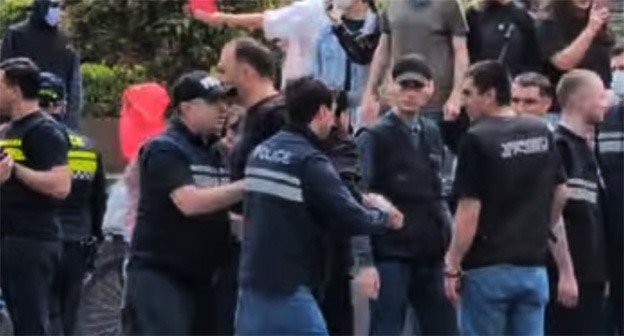 Задержание участников акции. Тбилиси, 21 апреля 2025 г. Скриншот видео https://www.instagram.com/p/DItQyfTSME9/?locale=ru&hl=cs принадлежит компании Meta деятельность которой запрещена в России