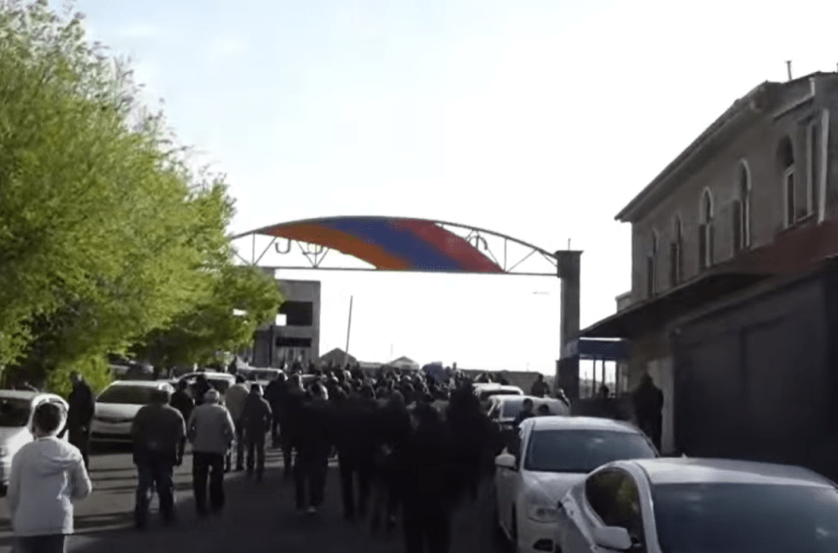 Жители общин Прошян и Касах в Армении перекрыли трассу. 22 апреля 2025 г. Фото: https://ru.armradio.am/2025/04/22/жители-касаха-вновь-перекрыли-дорогу/