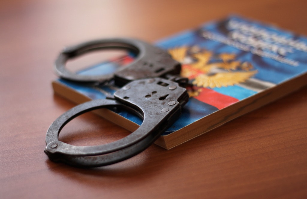 Наручники. Фото: https://газета-вся-тверь.рф/news/proisshchestviya/v-tverskoy-oblasti-poymali-kurera-skhemy-o-dtp-kotoryy-zabral-u-pensionerki-980-tysyach-rubley/