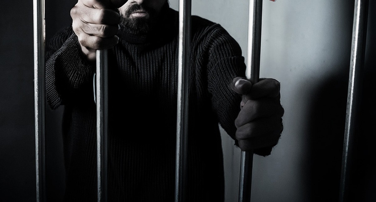 Мужчина в колонии. Иллюстрация создана "Кавказским узлом" с помощью ИИ в программе Photoshop