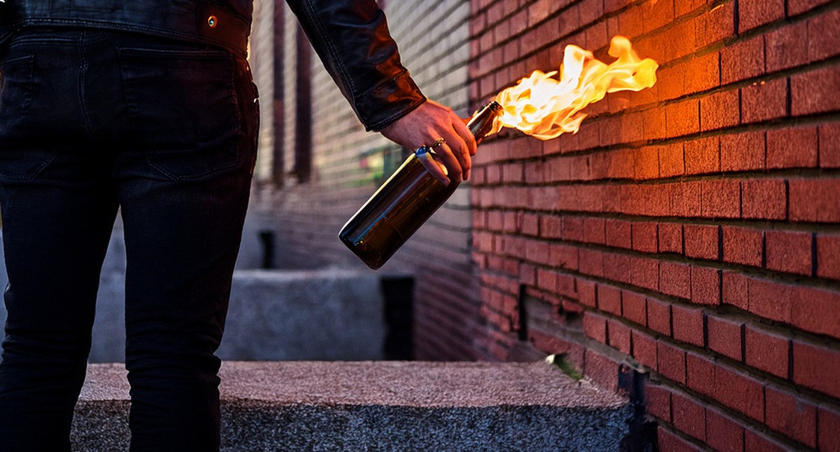 Мужчина с зажигательной смесью. Иллюстрация создана "Кавказским узлом" с помощью ИИ в программе Copilot