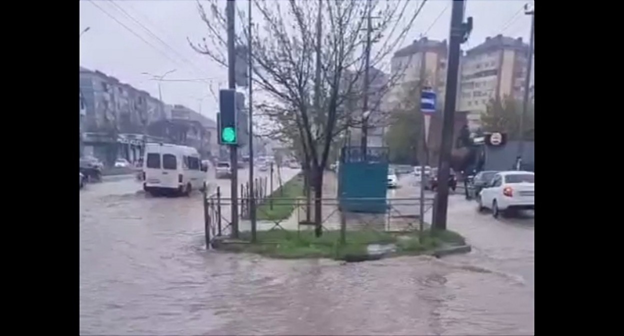 Затопленная улица Махачкалы. 15 апреля 2025 года. Кадр видео из телеграм-канала Юсупа Умавова https://t.me/YusupUmavow/4911