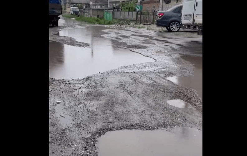 Состояние улицы Шогенцукова в Нарткале. Стоп-кадр видео из Telegram-канала "ЧП Нальчик" от 29.04.25, https://t.me/chpnalchik/14568. Состояние улицы Шогенцукова в Нарткале. Стоп-кадр видео из Telegram-канала "ЧП Нальчик" от 29.04.25, https://t.me/chpnalchik/14568.
