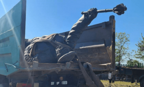 Скульптура в кузове грузовика. Скриншот фото из Telegram-канала Всероссийского казачьего общества от 04.05.25, https://t.me/vskoru/11793.