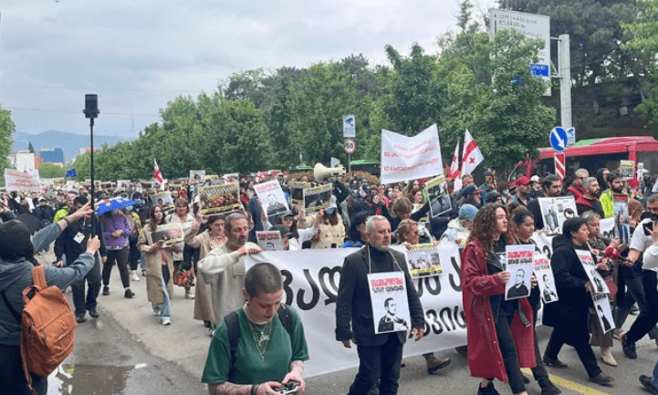 Марш единства. Скриншот фото "Интерпрессньюс" от 04.05.25, https://www.interpressnews.ge/ru/article/168238-v-tbilisi-prokhodit-marsh-edinstva Марш единства. Скриншот фото "Интерпрессньюс" от 04.05.25, https://www.interpressnews.ge/ru/article/168238-v-tbilisi-prokhodit-marsh-edinstva