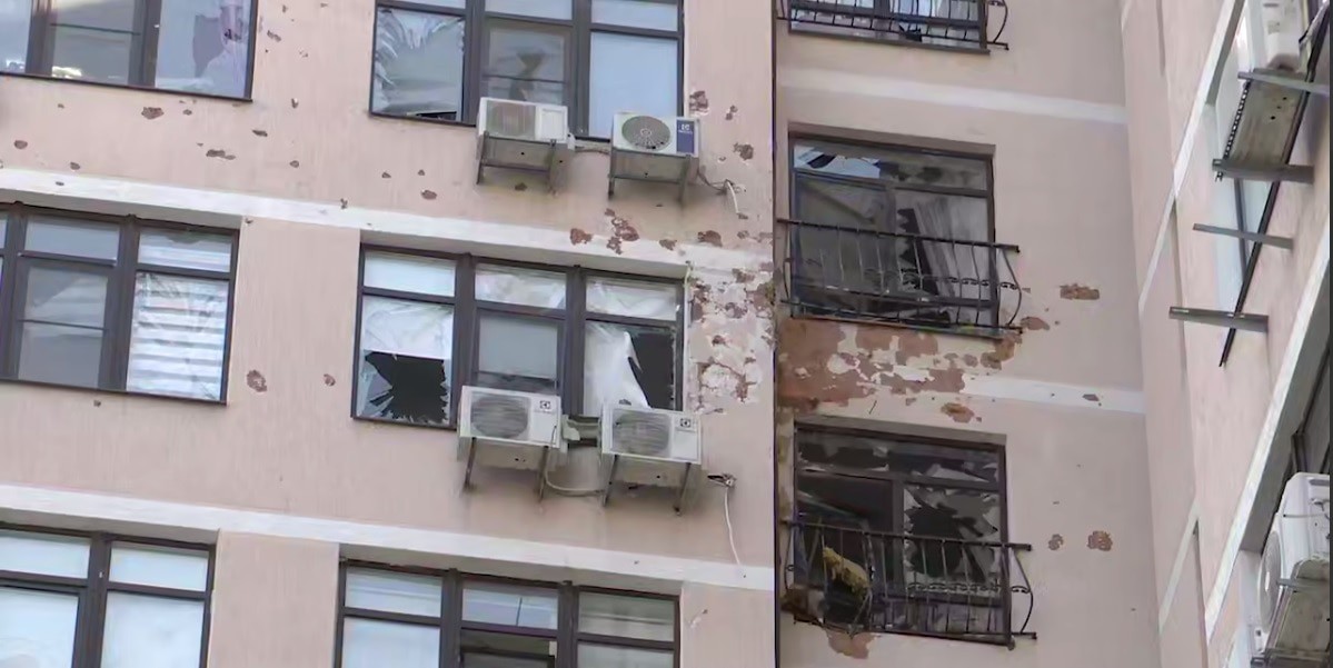 Разрушенные в результате атаки БПЛА квартиры в Новороссийске. Кадр из видео с телеграм-канала главы города Новороссийска Андрея Кравченко https://t.me/kravchenko_glava_nvrsk/11567