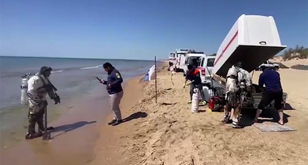 Водолазы из Чечни привлечены к уборке мазута в Анапе. 5 мая 2025 г. Скриншот видео https://t.me/groznyinform/48506