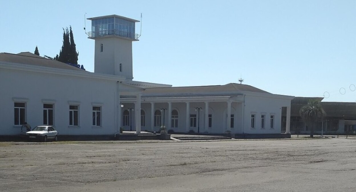 Аэропорт в Сухуме. Фото из "Википедии".