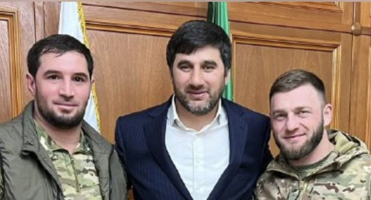 Уллубий Ханмурзаев (в центре) с военными. Фото официального Telegram-канала чиновника.