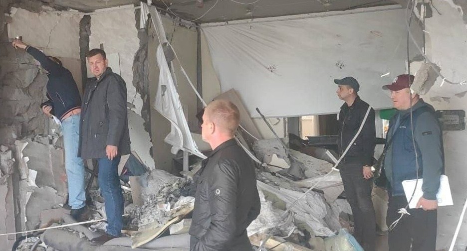 Комиссия в одной из поврежденных квартир. Фото: администрация Новороссийска / "ВКонтакте"