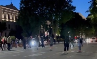 Акция на проспекте Руставели в Тбилиси 7 мая 2025 года. Скриншот видео, опубликованного в телеграм-канале Tbilisi_life Акция на проспекте Руставели в Тбилиси 7 мая 2025 года. Скриншот видео, опубликованного в телеграм-канале Tbilisi_life